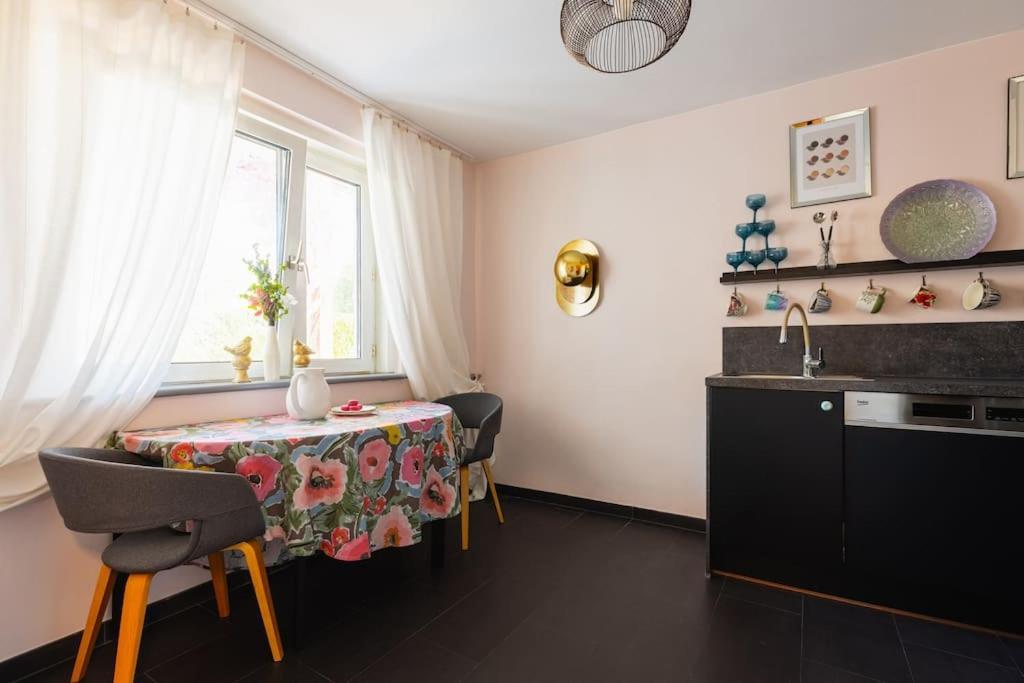 Free Parking-3br-200m2 House-ac-1000m2 Garden Ferienhaus *